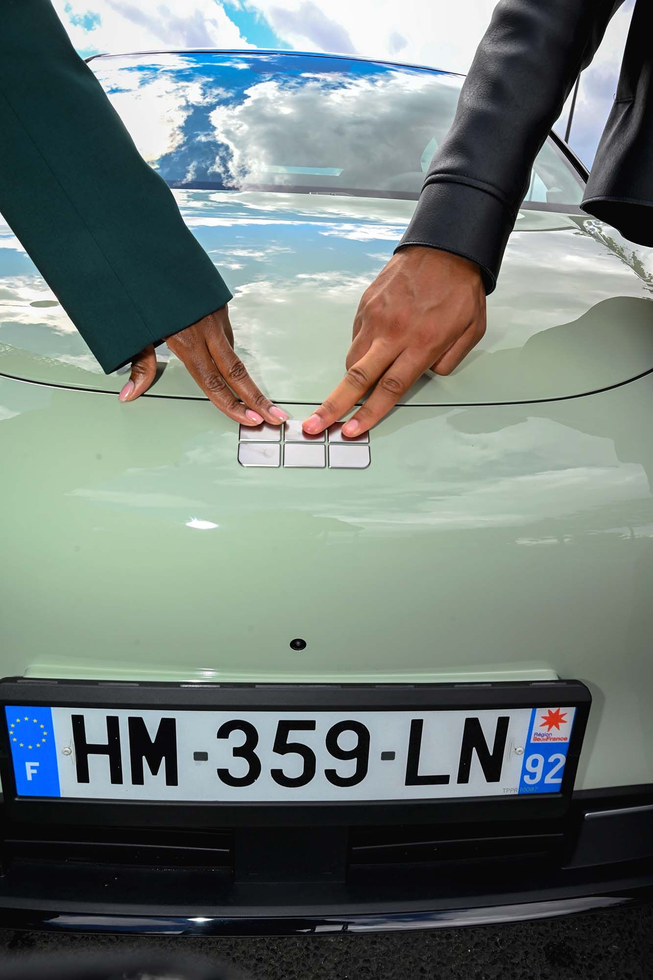 Geely E2 : au pied de la Tour Eiffel, le géant chinois choisit la mode pour conquérir la France