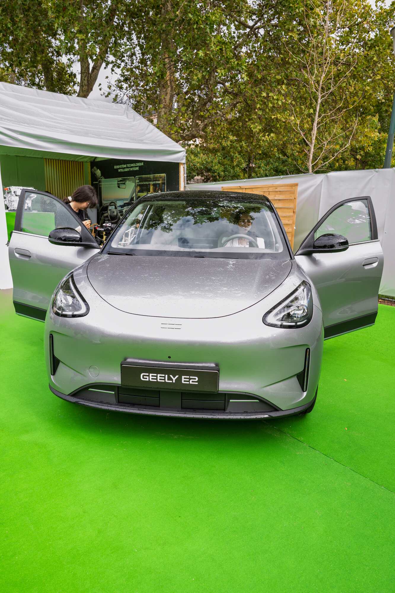 Geely E2 : au pied de la Tour Eiffel, le géant chinois choisit la mode pour conquérir la France